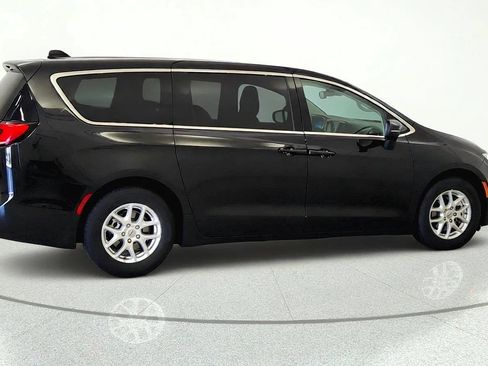 Used 2023 Chrysler Pacifica Touring-L FWD image 6