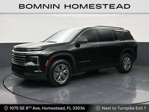 Used 2025 Chevrolet Traverse LT FWD image 1