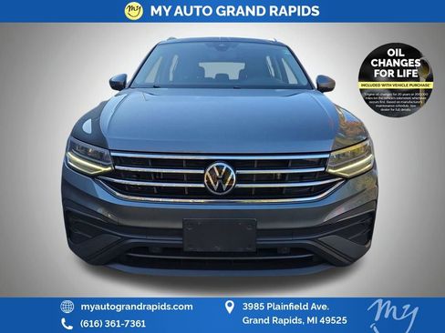 Used 2022 Volkswagen Tiguan SE image 2