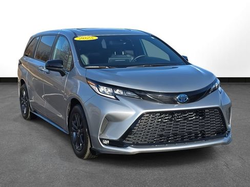 Used 2025 Toyota Sienna XSE image 5