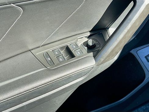 Used 2022 Volkswagen Tiguan SE w/ Panoramic Sunroof Package image 19