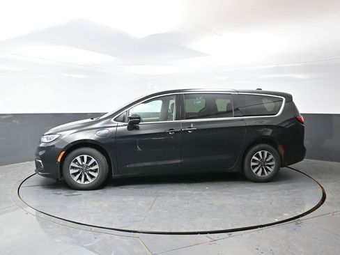Used 2023 Chrysler Pacifica Touring-L image 11