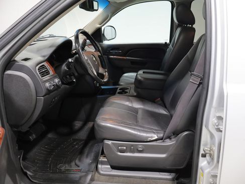 Used 2013 Chevrolet Suburban LT w/ Luxury Package AWD/4WD image 11