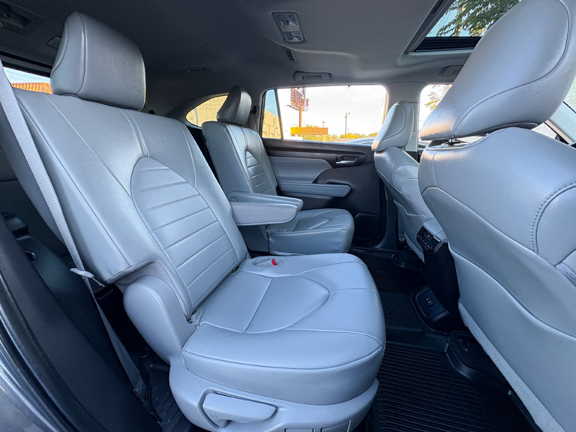 Used 2023 Toyota Highlander XLE FWD image 24