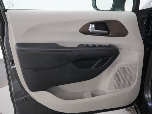 Used 2018 Chrysler Pacifica Touring-L Plus w/ Tire & Wheel Group FWD image 20