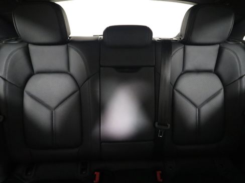 Certified 2025 Porsche Macan image 16
