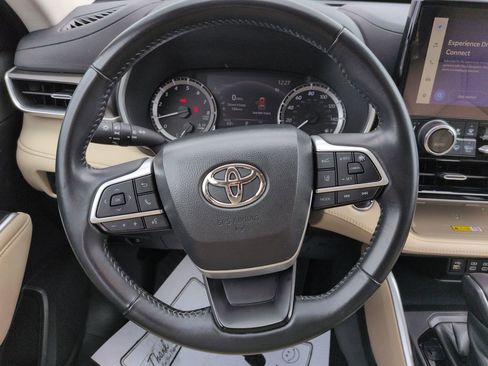 Used 2023 Toyota Highlander XLE AWD/4WD image 14