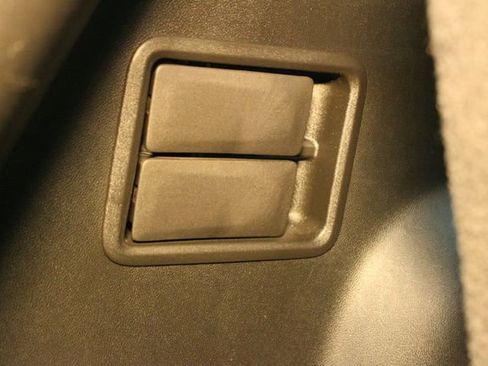 Used 2023 GMC Acadia SLE image 19