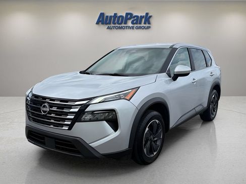 Used 2024 Nissan Rogue SV AWD/4WD image 3