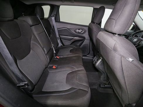 Used 2019 Jeep Cherokee Latitude w/ Cold Weather Group image 19