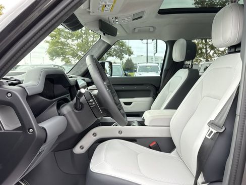 Used 2025 Land Rover Defender 110 V8 image 3