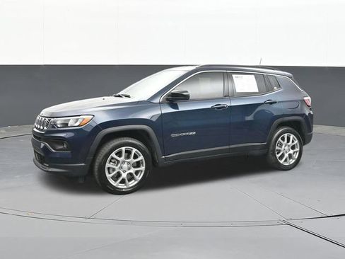 Used 2024 Jeep Compass Latitude AWD/4WD image 7