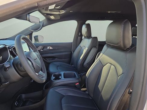 New 2026 Chrysler Pacifica Select image 13