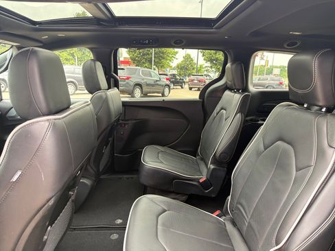 Used 2026 Chrysler Pacifica Limited FWD image 22