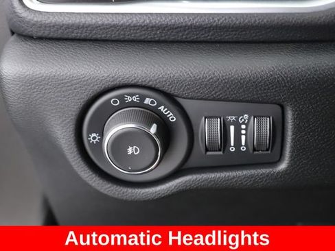 Used 2024 Chrysler Pacifica Premium FWD image 21