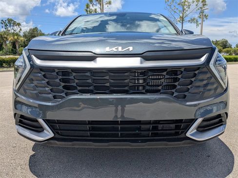 Used 2025 Kia Sportage LX image 3