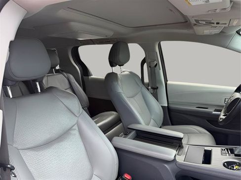 Used 2022 Toyota Sienna Limited FWD image 43