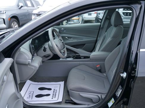 Used 2025 Hyundai Elantra SEL image 21