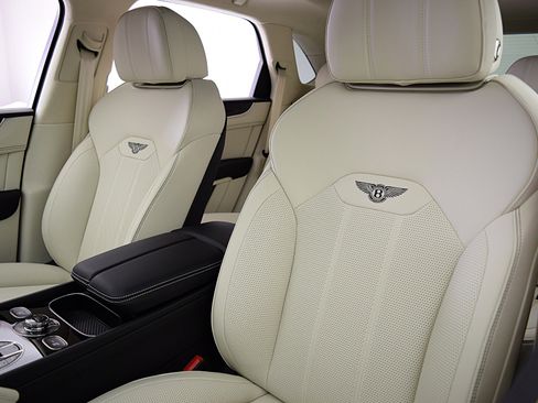 Certified 2023 Bentley Bentayga Plug-In Hybrid AWD/4WD image 25