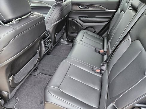 New 2025 Jeep Grand Cherokee Limited w/ Black Appearance Package image 32