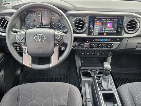 Used 2017 Toyota Tacoma TRD Sport AWD/4WD image 25