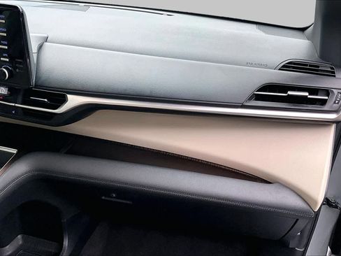 Certified 2023 Toyota Sienna XLE FWD image 19