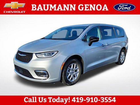 Used 2024 Chrysler Pacifica Touring-L FWD image 13