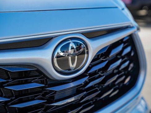 Certified 2022 Toyota Highlander LE image 12