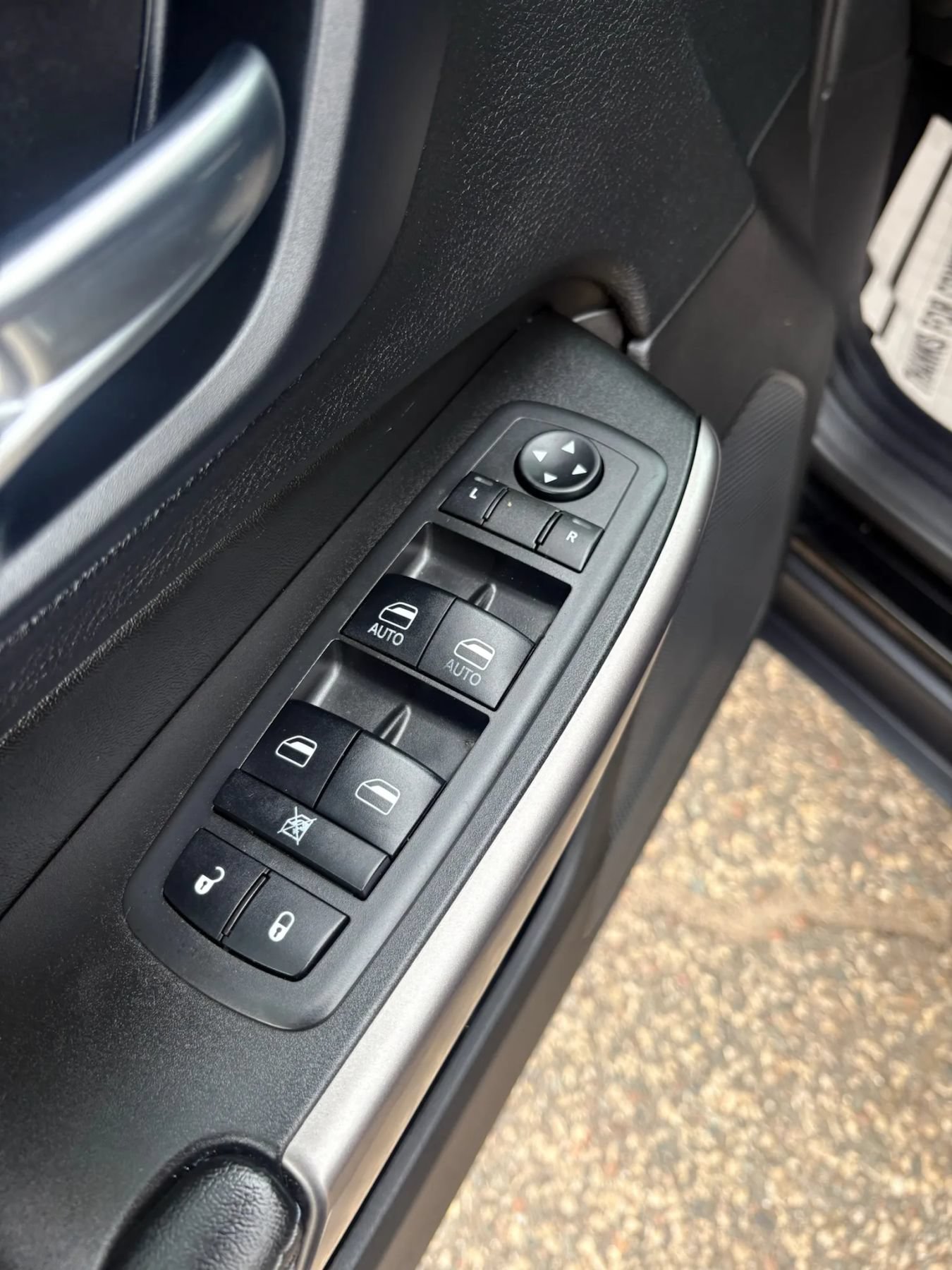 Used 2019 Jeep Cherokee Latitude Plus AWD/4WD image 13
