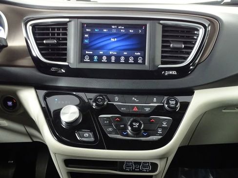Used 2021 Chrysler Voyager L FWD image 30
