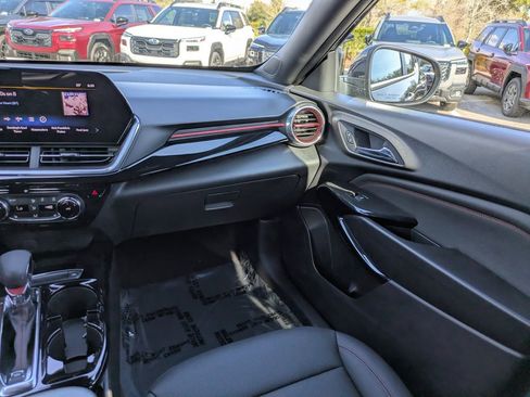 Used 2025 Chevrolet Trax RS w/ Sunroof Package image 16