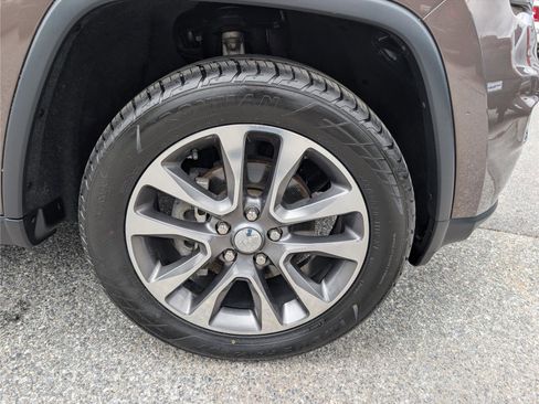Used 2018 Jeep Grand Cherokee Limited AWD/4WD image 6