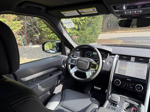 New 2025 Land Rover Discovery Dynamic SE image 7