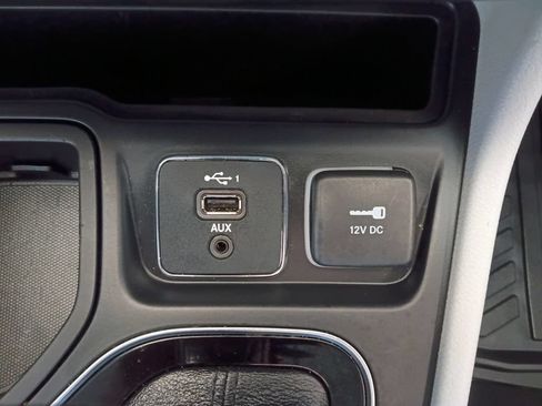 Used 2019 Jeep Cherokee Limited FWD image 6