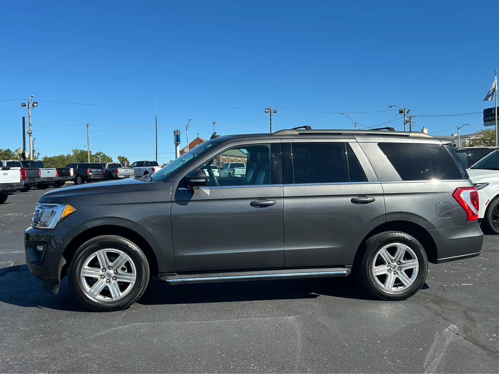 Used 2019 Ford Expedition XLT w/ Equipment Group 202A AWD/4WD image 1
