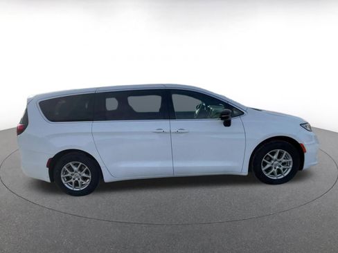 Used 2025 Chrysler Pacifica Select image 16