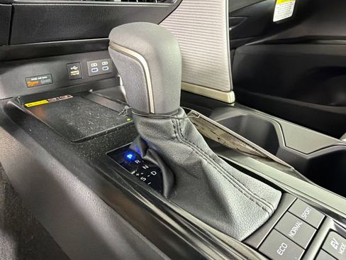 Used 2025 Toyota Camry SE image 30