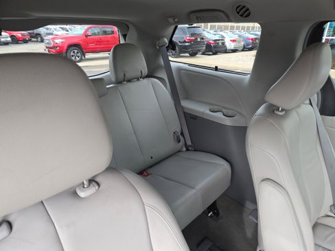 Used 2013 Toyota Sienna XLE AWD/4WD image 12