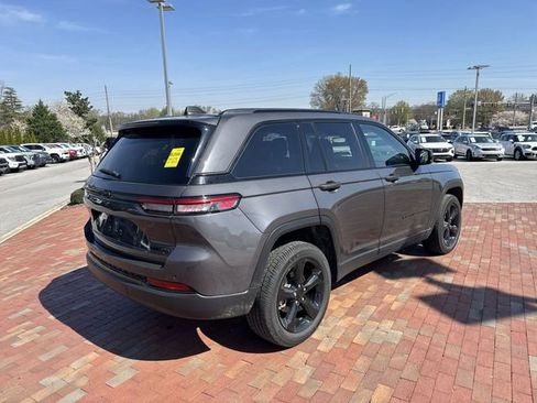 Used 2023 Jeep Grand Cherokee Limited w/ Black Appearance Package image 14
