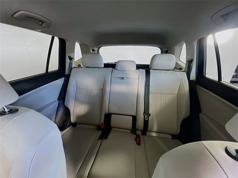 Used 2022 Volkswagen Tiguan SE image 25