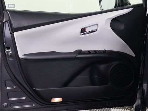 Used 2022 Toyota Prius LE image 12