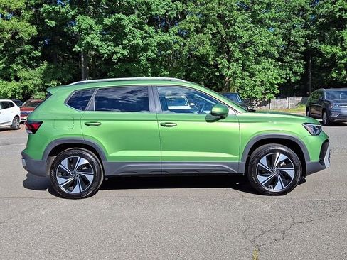 Used 2025 Volkswagen Taos SE w/ Panoramic Sunroof Package AWD/4WD image 12