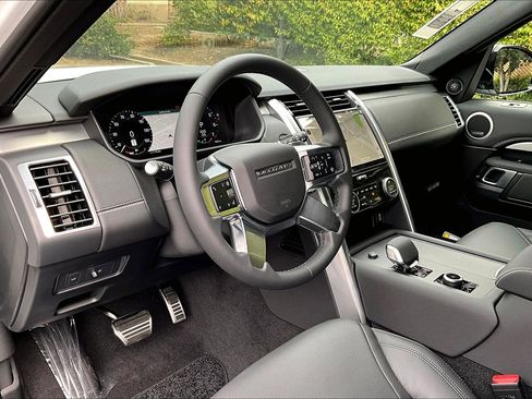 New 2026 Land Rover Discovery Limited Edition image 5