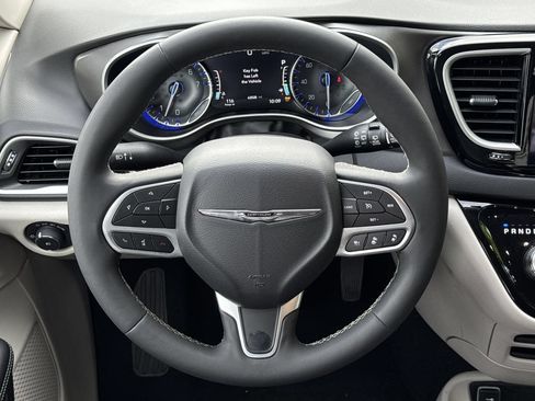 Used 2024 Chrysler Pacifica Touring-L FWD image 23
