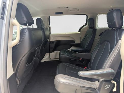 Used 2021 Chrysler Pacifica Touring-L FWD image 23
