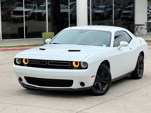 Used 2018 Dodge Challenger SXT RWD image 9