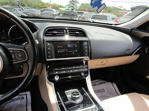 Used 2017 Jaguar XE Prestige RWD image 11