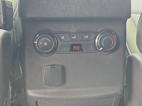 Used 2015 Ford Explorer XLT image 26