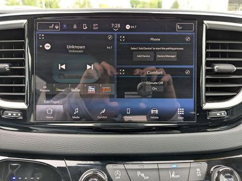 Used 2024 Chrysler Pacifica Touring-L FWD image 30