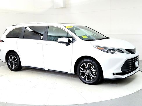 Used 2026 Toyota Sienna Platinum image 7